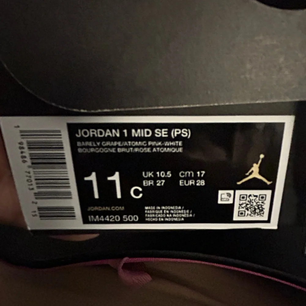 Jordan Kids Sneakers in Light Purple with Iridescent Pink-Blue Swoosh - Picture 4 of 4